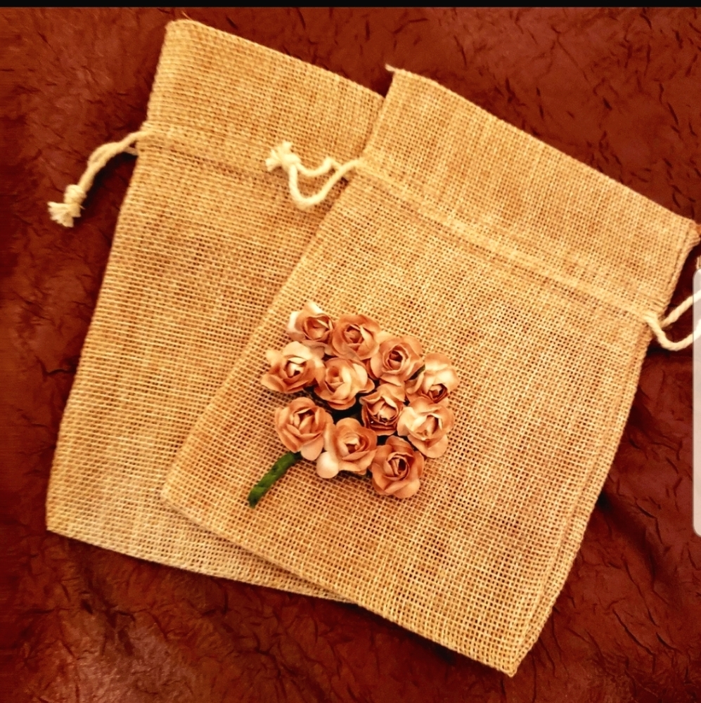 Burlap gift bags.